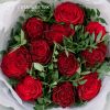Букет из 11 красных одноголовых пионовидных роз Hearts с фисташкой