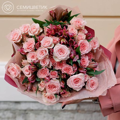 Розовый букет из 10 кустовых роз и 5 альстромерий