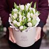 Букет в белой шляпной коробке Amour Mini из 35 белых тюльпанов