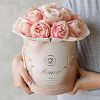 Букет в бежевой шляпной коробке Amour Mini из 17 пионовидных роз Swan Grace
