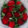 Букет из 11 красных одноголовых пионовидных роз Hearts с фисташкой