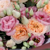 Букет из 10 персиковых пионовидных роз Flash Back и 5 розовых лизиантусов