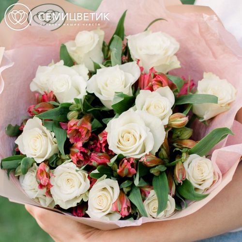 Букет из 15 белых роз (Кения) Standart и 7 розовых альстромерий