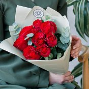 Букет из 9 красных роз Кения Standart с эвкалиптом
