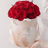 Букет в бежевой шляпной коробке Amour Mini из 29 красных с темной каймой роз (Россия)