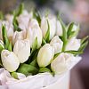 Букет в белой шляпной коробке Amour из 45 белых тюльпанов