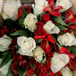 Букет из 15 белых роз (Кения) Standart и 7 красных альстромерий