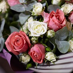 Букет из 14 кустовых роз и 11 розовых кенийских роз Premium с эвкалиптом в упаковке