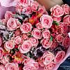 Розовый букет из 10 кустовых роз и 5 альстромерий