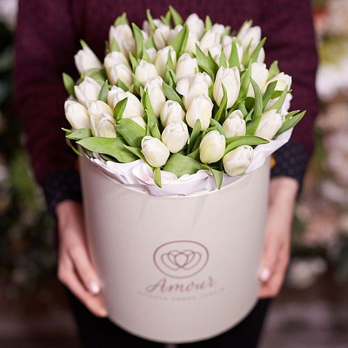 Букет в белой шляпной коробке Amour из 45 белых тюльпанов
