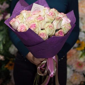 Букет из 25 розово-фисташковых роз (Эквадор) 50 см Esperance